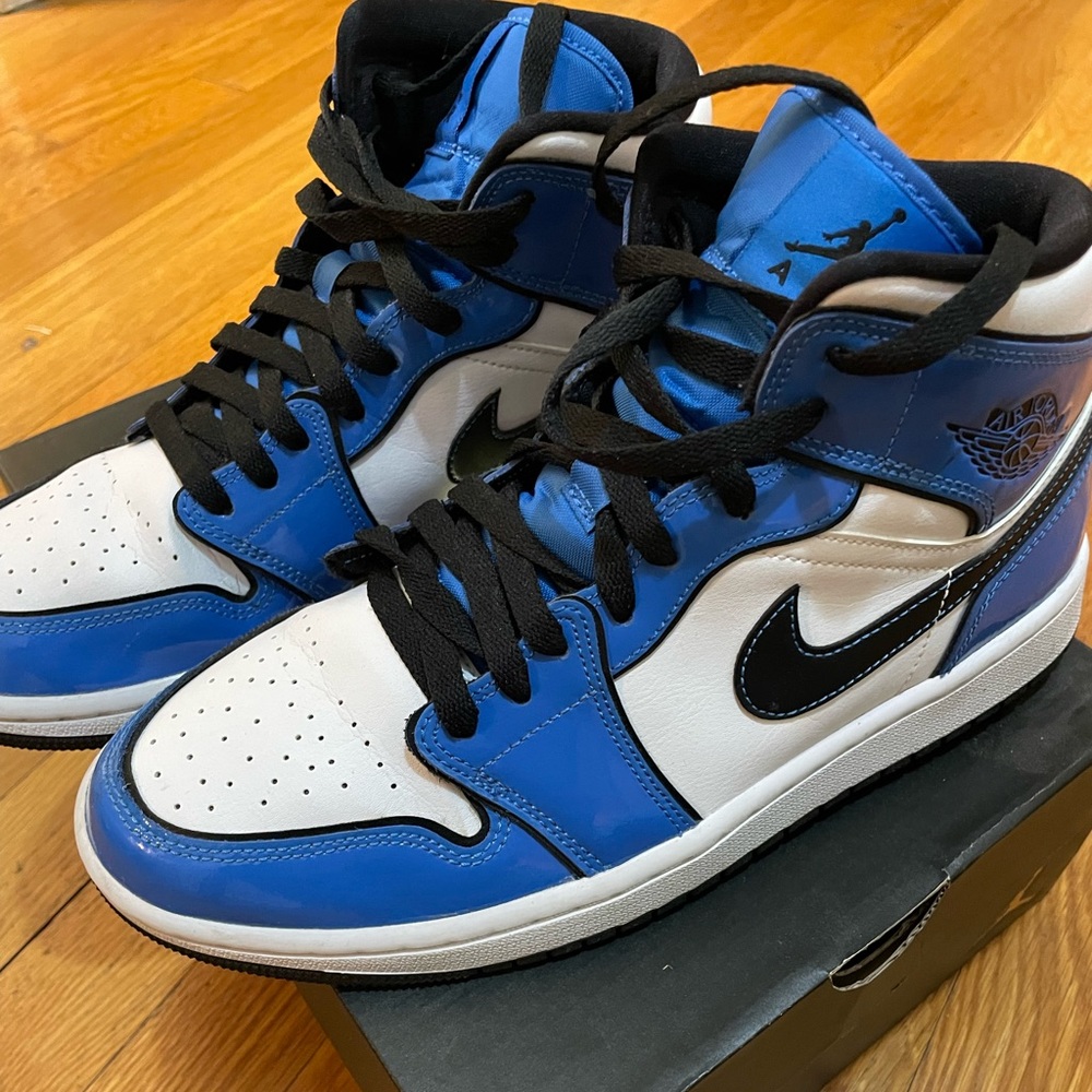 Jordan 1 Mid SE Signal Blue